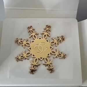CHANEL Gold Snowflake CC Motif Brooch - Gold Tone